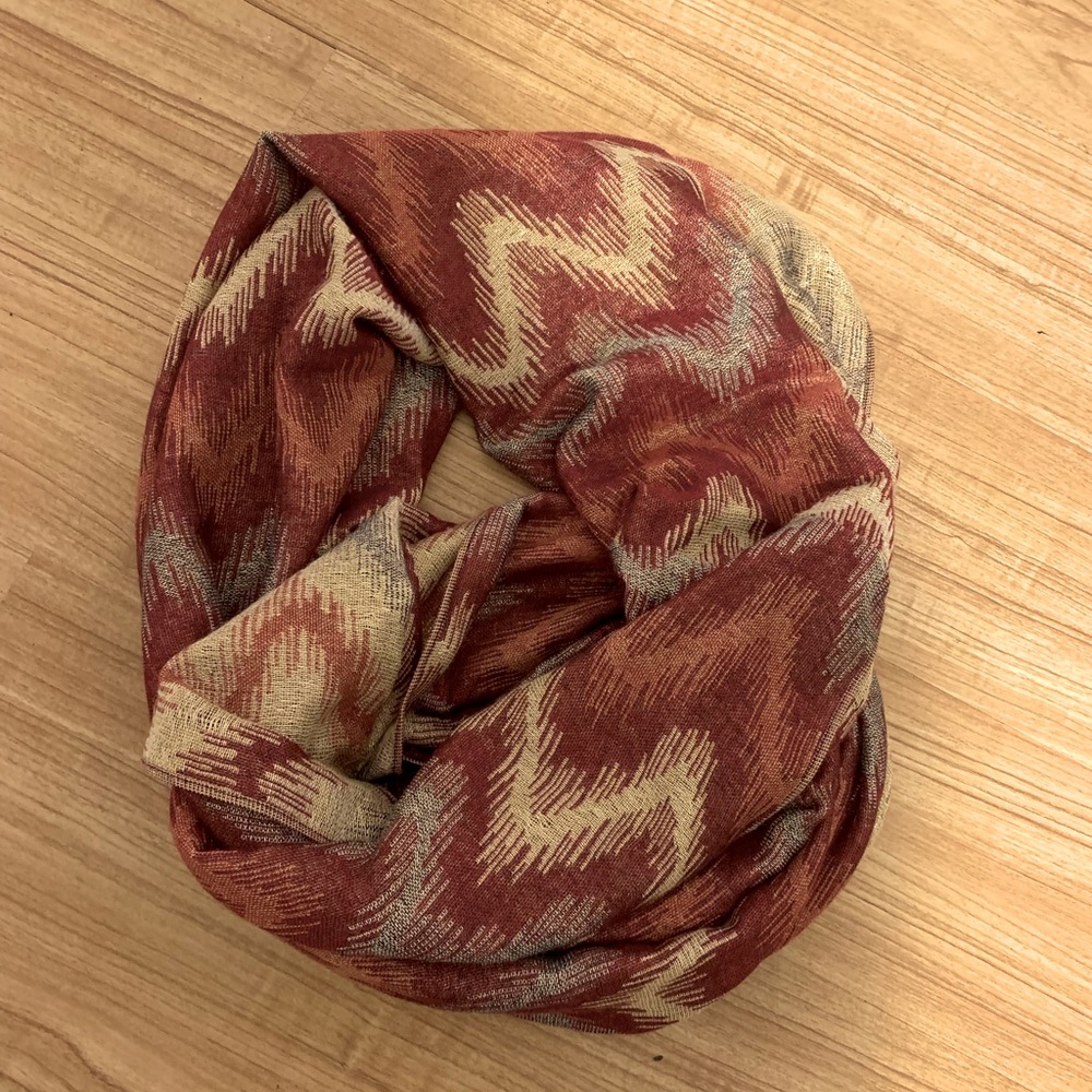 Reversible infinity scarf and knit hat